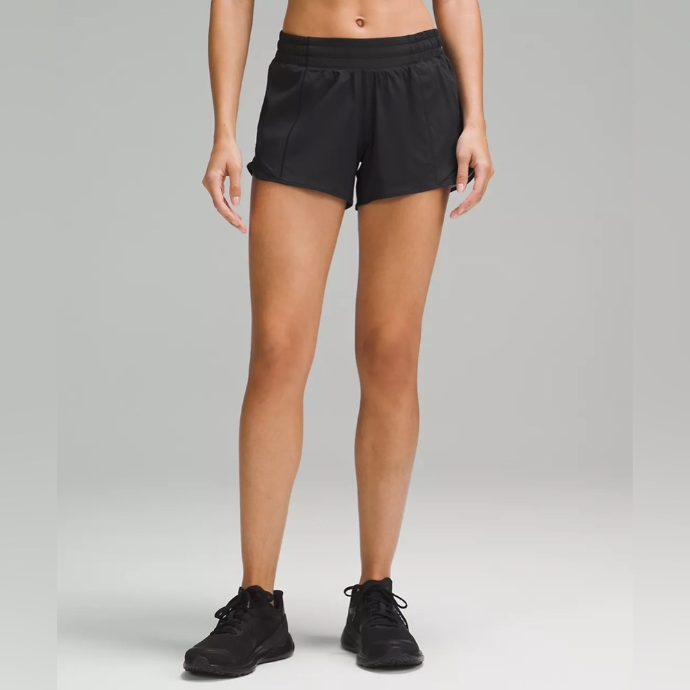 Brand new Lululemon Hotty Hot Low-Rise Lined Short 4"